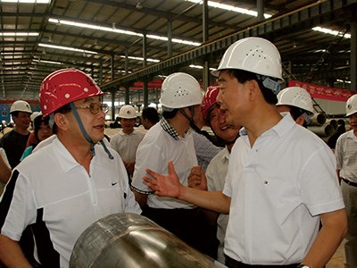 原湖南省省委常委、常務(wù)副省長(zhǎng)于來(lái)山視察生產(chǎn)車(chē)間時(shí)與彭琪董事長(zhǎng)親切交談